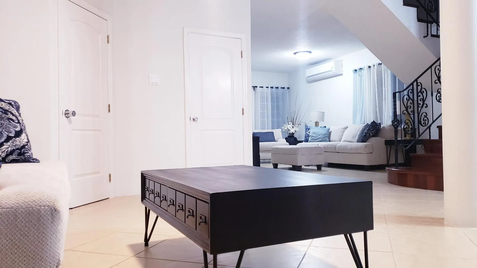 Ivys Luxury Townhouse contacts